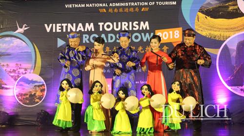 Các nghệ sỹ Nhà hát Múa rối Việt Nam trình diễn tiết mục múa rối truyền thống đặc sắc
